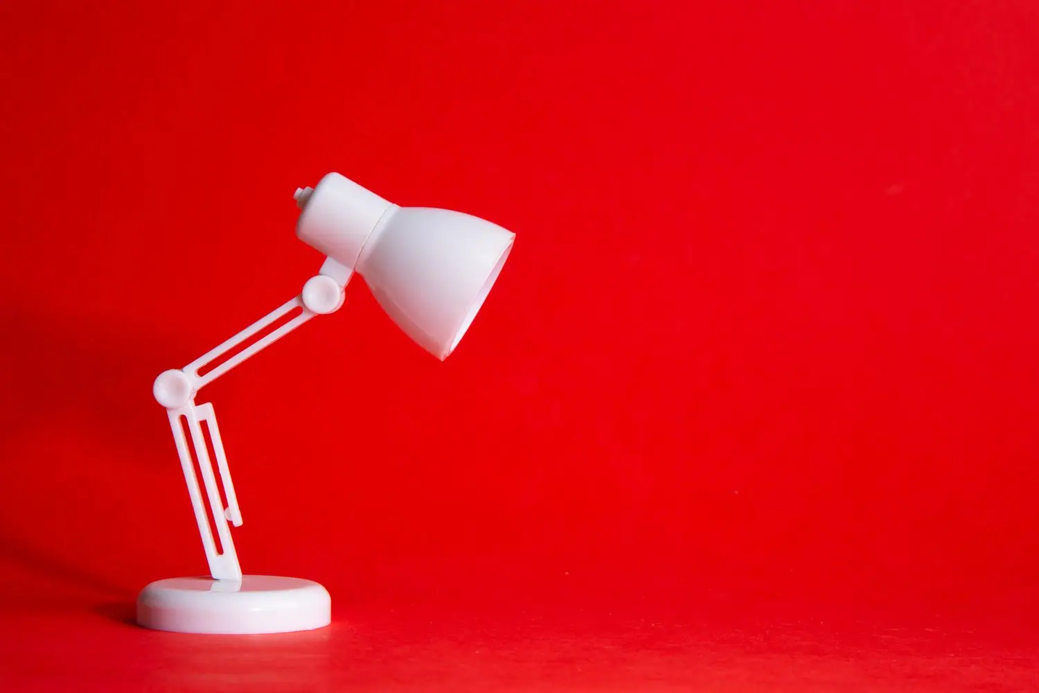 Jak wybrać odpowiednią moc żarówki LED do lampy biurkowej