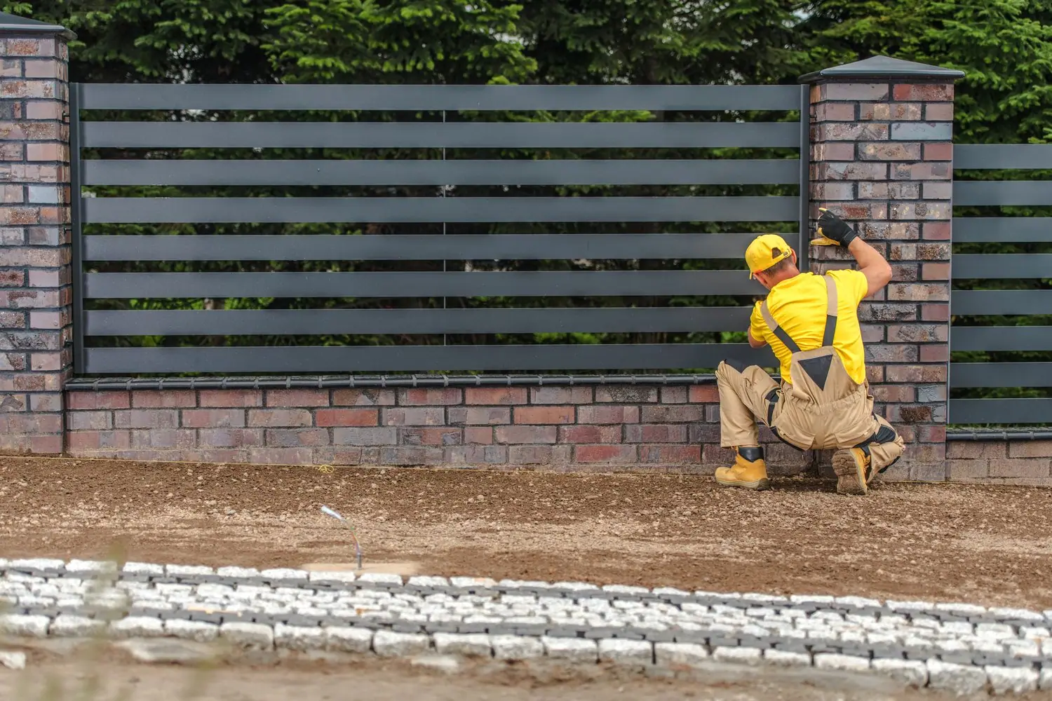 Jak zamontować płot panelowy na fundamencie betonowym