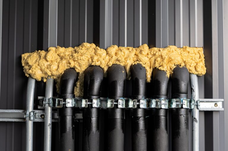 Rodzaje izolacji do rur centralnego ogrzewania – pianka, wełna czy kauczuk